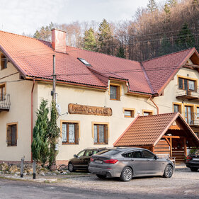 SEVEROZÁPADNÁ VTÁČIA PERSPEKTÍVA ZOBRAZUJÚCA JASNÝ URBANISTICKÝ KONCEPT. VIDITEĽNÉ SÚ VSTUPNÉ FASÁDY DOMOV. NA HORIZONTE JE VIDIEŤ KOPCE CHKO PONITRIE.